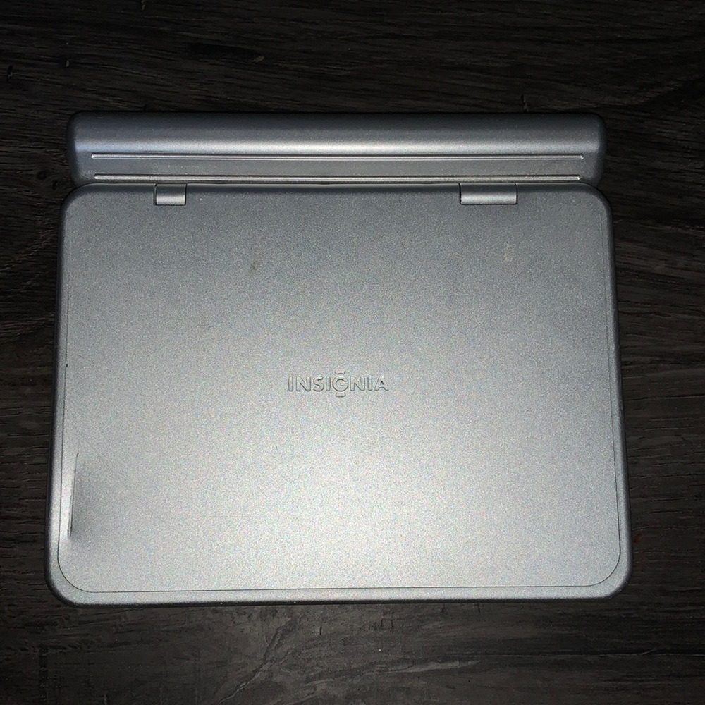 Insignia portable DVD player 7”